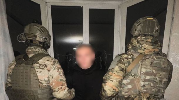 1142 будинки в Києві без тепла: коли повернуть опалення Правоохоронці та затриманий підозрюваний