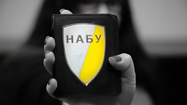 Керівника «Київавтошляхмосту» судитимуть за неякісні стовпчики на 775 тис. грн Рука тримає розкрите службове посвідчення НАБУ із жовто-білим гербом на чорній обкладинці