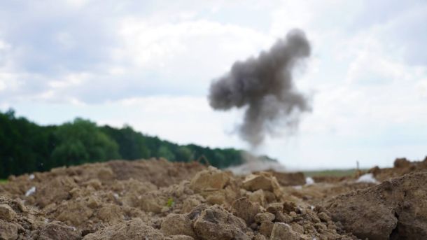 Друкарня фальшивих доларів на Київщині: обвинуваченому загрожує до 10 років Стовп диму від планових вибухових робіт зі знищення боєприпасів на полі у Київській області