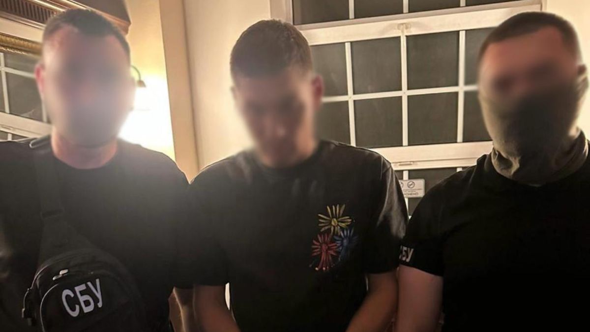 У Києві викрили схему втечі через Тису за $8000 Троє чоловіків із заблюреними обличчями, усі в чорному одязі, один з надписом СБУ на одязі, інший з маскою на обличчі