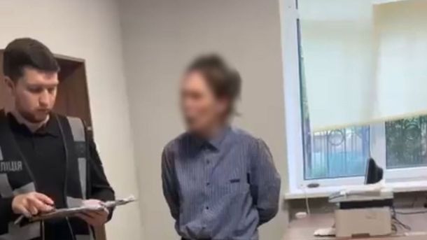 У Софії Київській відкрили виставку про Вірменський собор XIV ст. у Львові Поліцейський у жилеті зачитує документи затриманій жінці із заблюрованим обличчям у приміщенні відділку поліції