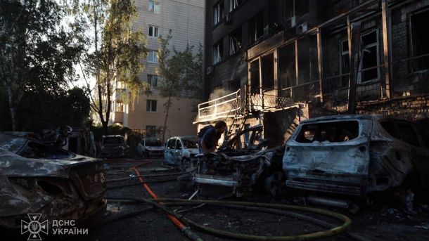 Рух водіїв заборонено: у Києві перекрили дорогу біля двох мостів через прорив водопроводу Рух водіїв заборонено: у Києві перекрили дорогу біля двох мостів через прорив водопроводу