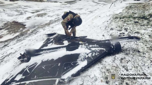 На вулиці Полтавській завершили відновлювальні роботи: територія знову безпечна Російський дрон «Шахед» чорного кольору лежить на землі. Біля нього правоохоронець у бронежелеті