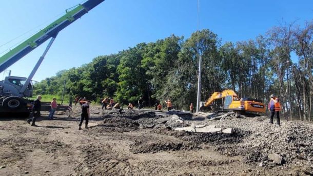 ДСНС і Укрзалізниця показали, як відновлюють рух після вибухів під Києвом (фото) Робітники ремонтують залізничні колії