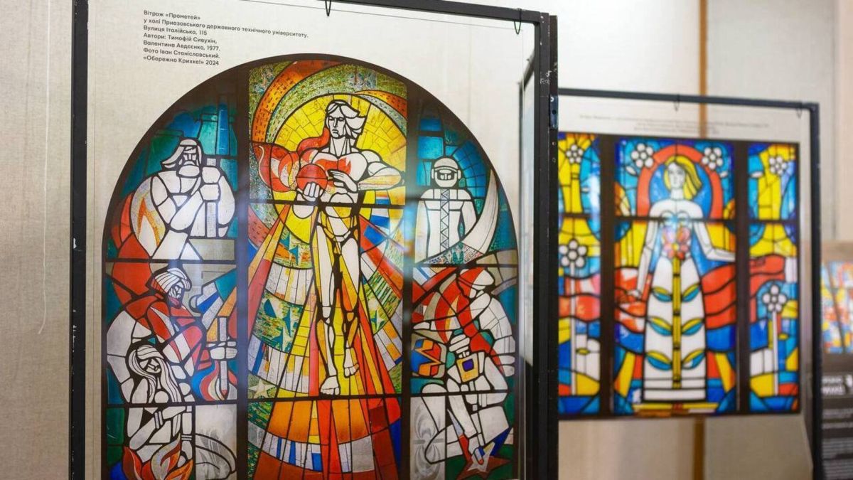 «Обережно, крихке»: у Києві показали зруйновані Росією маріупольські вітражі Алли Горської Зображення маріупольського вітражу «Прометей» на виставці «Обережно, крихке» у Києві