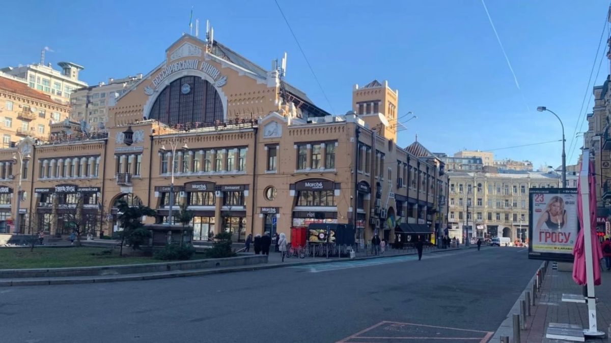 Бессарабський ринок відрізаний від пішоходів: як підземні переходи вбивають торгівлю Будівля Бессарабського ринку на Бессарабській площі у Києві, вид з боку Хрещатика, широка проїжджа частина без наземних пішохідних переходів