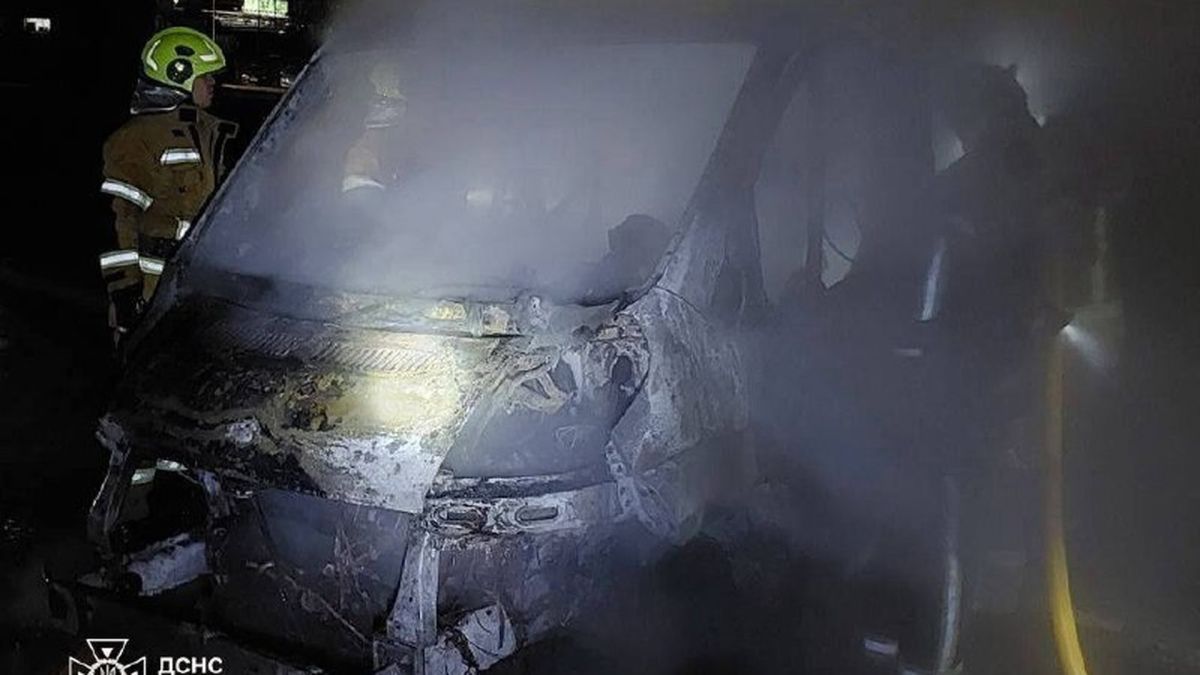 У Голосіївському горіли два авто: пожежу загасили за 20 хвилин Загоряння мікроавтобуса у Голосіївському: пожежа поширилася