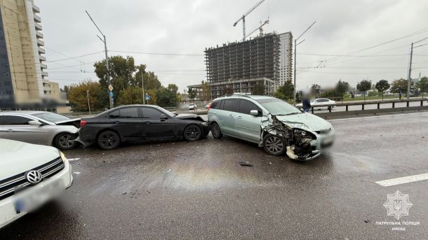 ДТП на Палладіна у Києві: поліція попереджає про затори Три легкові автомобілі, які потрапили в ДТП на вулиці Києва