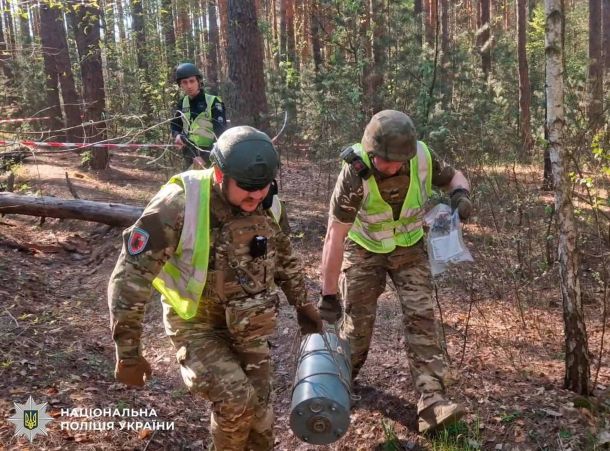 У Макарові завершують капремонт п’ятиповерхівки, пошкодженої під час боїв у 2022 році Вибухотехніки поліції у захисних жилетах і шоломах виносять бойову частину дрона Герань-2 з лісосмуги Деснянського району Києва