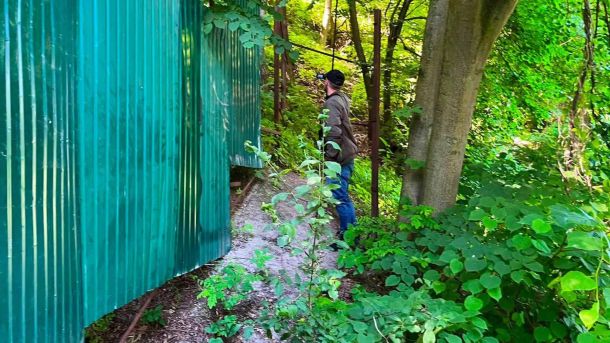 Киянина засуджено на 7 років і 5 місяців: смертельне побиття брата пляшкою Паркан, незаконно встановлений киянином на землях природно-заповідної зони «Сирецький гай» у Шевченківському районі