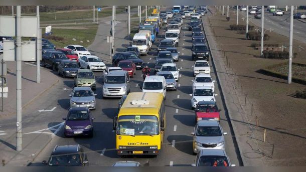 Київ і Київщина: ощадне споживання світла з 17:00 до 22:00 Жовта маршрутка №485 у щільному заторі на київській магістралі: автобуси на міжберегових маршрутах втрачають час у заторах