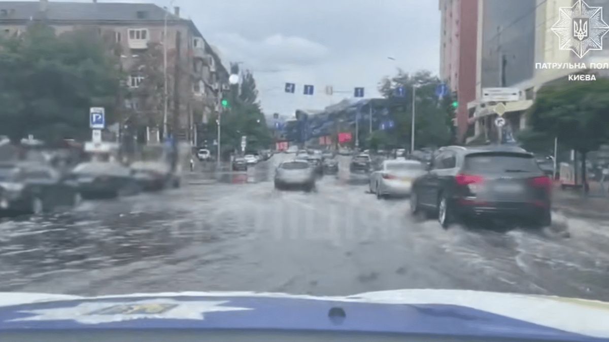 Київ накрила злива: на вулицях підтоплення та затори Несподіваний потоп у центрі Києва через сильні дощі під час руху автомобіля на вулиці з затопленими дорогами.