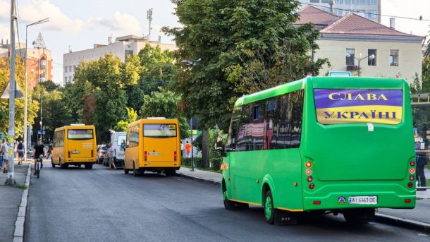 ШІ перекладає тарабарщину: що з'ясували вчені Google Автобуси маршрутів 442 та 442Д на вулиці Києва: зелений мікроавтобус із написом Слава Україні та жовті маршрутки