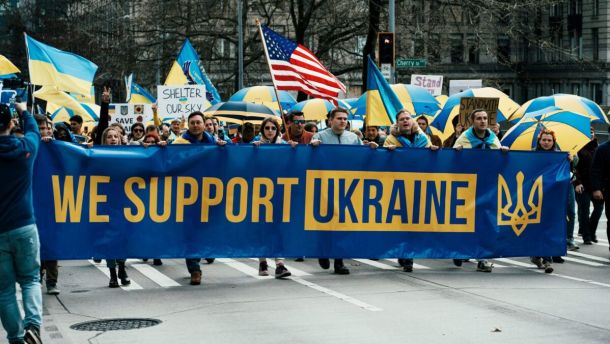 Суд визнав незаконним звільнення Трампом голови федерального агентства з нагляду Під час акції з вимогою до Росії припинити війну проти України. Місто Сіетлі, штат Вашингтон, США, 20 березня 2022 року