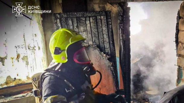На Святошині затримали киянку за торгівлю амфетаміном Кладовка, з якої йде дим