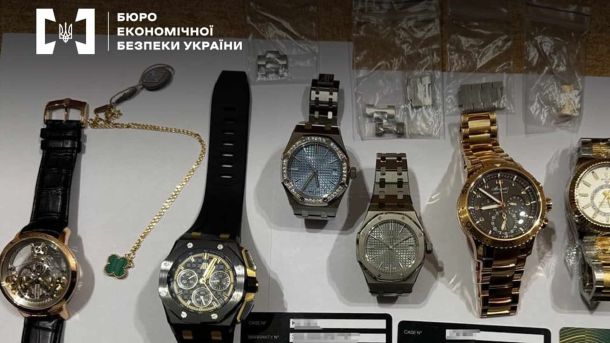 Автобуси № 22 та № 91 змінили маршрут через закриття Південного мосту Годинники розкладені на столі, це контрабанда