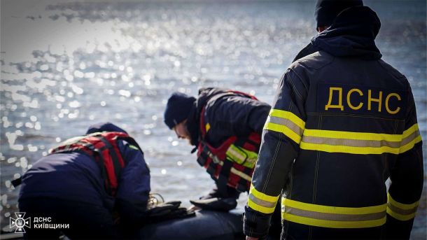 Київське метро закуповує 4 460 стільців для укриттів замість втрачених Працівники ДСНС на березі Київського водосховища