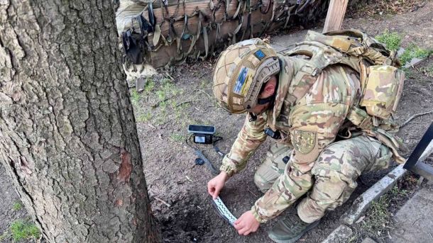 Китаївський археологічний комплекс: суд поновлює справу після 670 днів паузи Співробітник поліції Київщини в тактичному спорядженні досліджує місце вибуху гранати біля ТЦК у Білій Церкві 30 квітня 2026 року