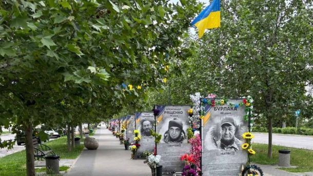 Обшуки в КМДА — це антикорупційна чистка чи політична розправа? Алея Слави в місті Обухів на Київщині з портретами загиблих українських захисників, квітами та українськими прапорами