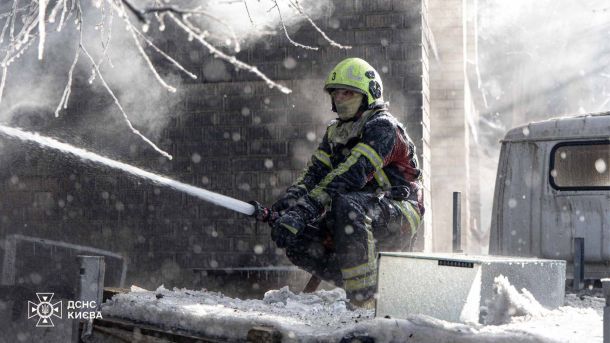 За добу ЗСУ знищили 850 окупантів та 1083 дрони Рятувальник водою гасить пожежу