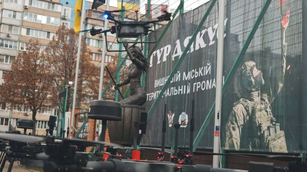 У Ворзелі відзначили 125-річчя селища вечором памʼяті композитора Ігоря Поклада Пам'ятник дрону-бомбардувальнику «Баба Яга». Це скульптура Баби Яги, яка тримає над собою справжній дрон Heavy Shot