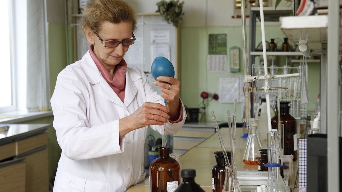 Якість води у кранах киян: джерела, очищення та проблеми фінансування Лаборантка у білому халаті проводить аналіз якості питної води піпеткою в лабораторії Київводоканалу