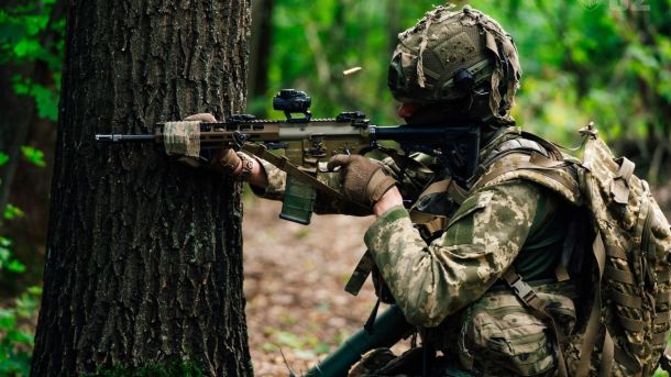 15 квітня суд вирішить долю «Будинку з комахами» на Володимирській Український десантник у піксельному камуфляжі веде вогонь зі штурмової гвинтівки з укриття за деревом під час бойового вишколу