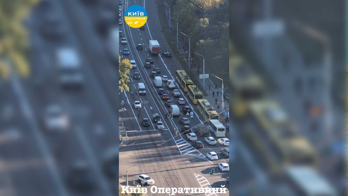 Колапс на Теліги: ДТП заблокувало рух до метро Почайна Місце ДТП на вулиці Олени Теліги
