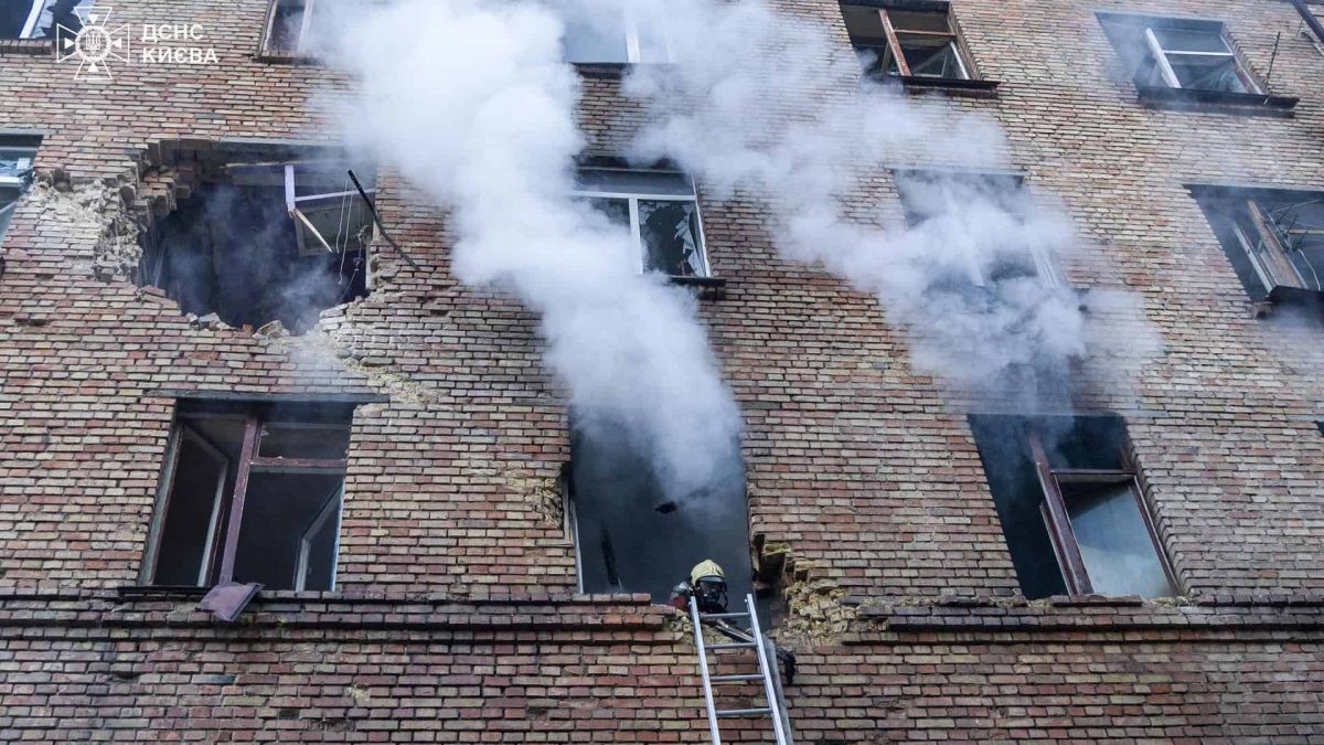 Київ: у лікарні померла жінка, поранена під час атаки 22 жовтня Розбиті вікна багатоповерхівки