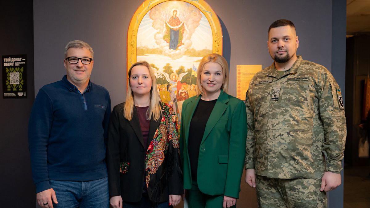 «Київський оберіг»: нова виставка про силу сакральних символів Дві жінки і два чоловіки на виставці