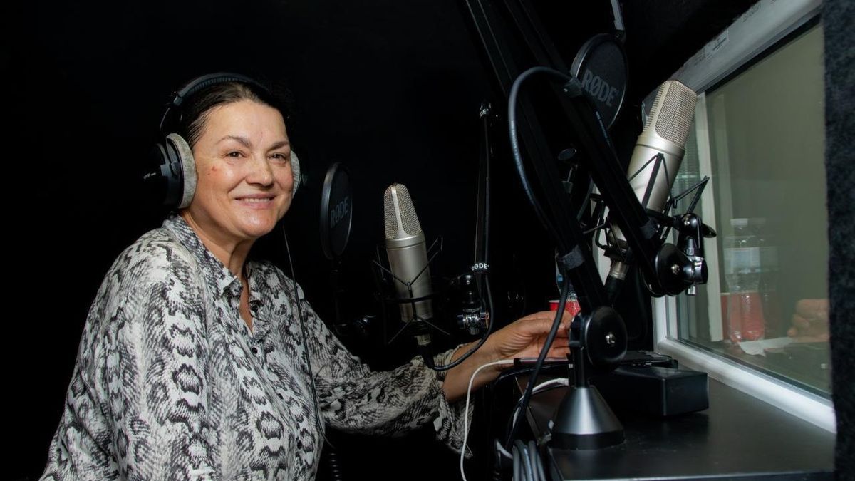 Наталія Сумська озвучила аудіоекскурсію Софійським собором Продаж жінки-ведучої в студії радіо або телевізійного мовлення.