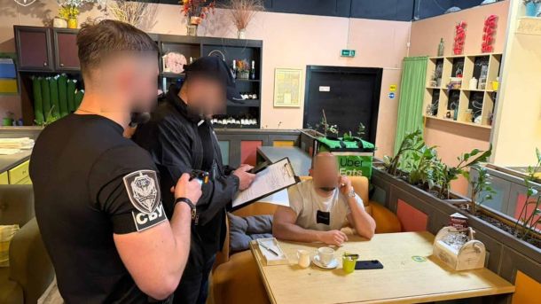 Поліція вилучила підакцизних товарів на 12 млн грн: 27 обшуків Співробітники СБУ вручають повідомлення про підозру у хабарництві детективу БЕБ у кафе — операція Офісу Генерального прокурора