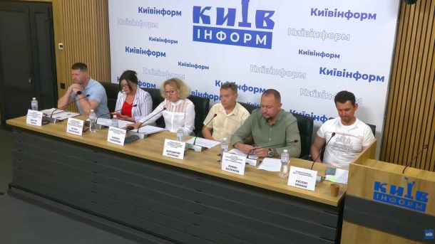 Парковий міст у Києві закривають на ремонт до 20 грудня Учасники круглого столу «Актуальні питання збереження культурної спадщини» за столом у пресцентрі КИЇВінформ у Києві
