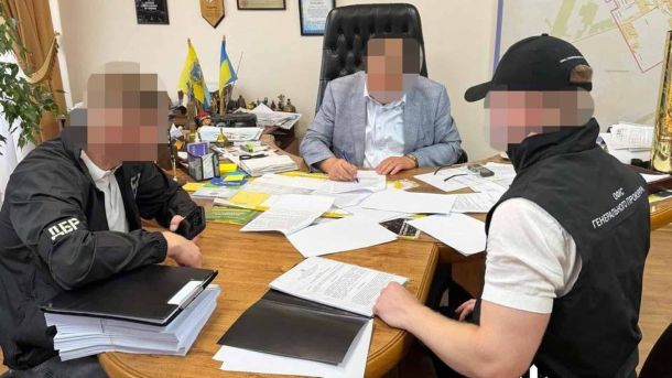 Лікарня швидкої в Києві: КМДА виявила порушення й готує рішення ДБР повідомило про підозру голові громади на Київщині, який у 2025–2026 роках системно брав хабарі за землю та будівництво