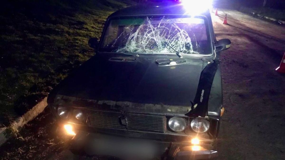 П'яний водій збив пішохода на центральній дорозі села Галайки Пошкоджений автомобіль ВАЗ після наїзду на пішохода на Білоцерківщині