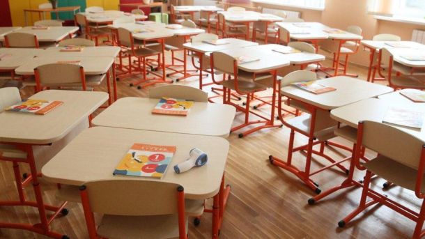 Шкільні канікули в Києві продовжили до 1 лютого — які зміни чекають на киян Порожній шкільний клас із партами на червоних ніжках та підручниками для першого класу, учнів немає — школи перейшли на дистанційне навчання