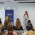 Головні новини Києва | Kyiv.News Яна Лагода виступає перед учасницями програми Language & Thinking Kyiv на тлі банера Nova Ukraine в аудиторії KSE