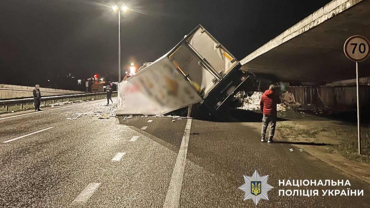 Вантажівка врізалась у міст на Київщині: загинув водій Вантажівка врізалась в міст і завалилась на бік, перекривши частину дороги, це відбувається вночі