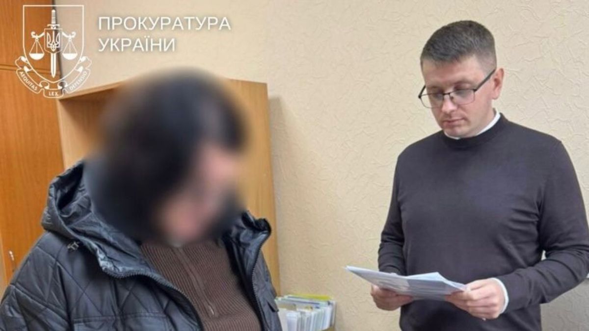 Прорахувалась на 2 мільйони: бухгалтерку Дарницької РДА судитимуть за шахрайство Підозрювана із заблюреним обличчям