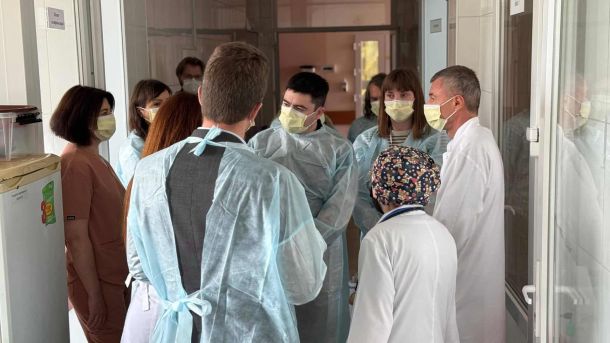 Березань: у 27-річного чоловіка знайшли 56 гранат і запалів Представники бельгійського агентства Enabel та медперсонал у відділенні Київського міського центру термічних уражень