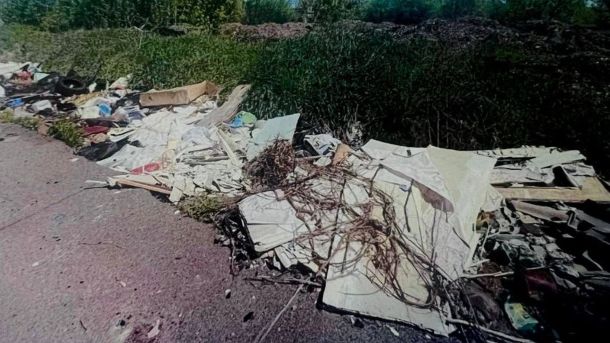 Київські водії, увага: перелік регіонів, де буде ожеледиця Габаритне сміття на узбіччі дороги