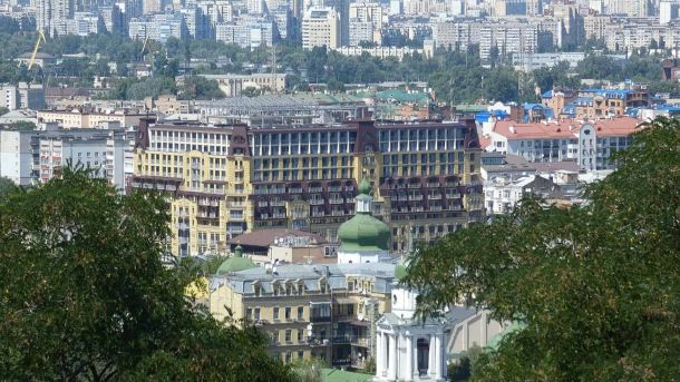 5 літніх кінотеатрів у Києві: де подивитися фільм просто неба Панорама центру Києва з багатоповерховими будинками