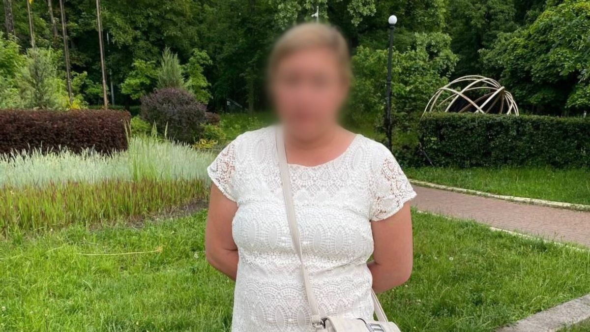 Нема грошей — нема порчі: жінка обікрала пенсіонерку в Києві Жінка у білій мереживній сукні зі сумкою стоїть у парку — засуджена за крадіжку 30 000 гривень у 87-річної пенсіонерки під приводом зняття порчі