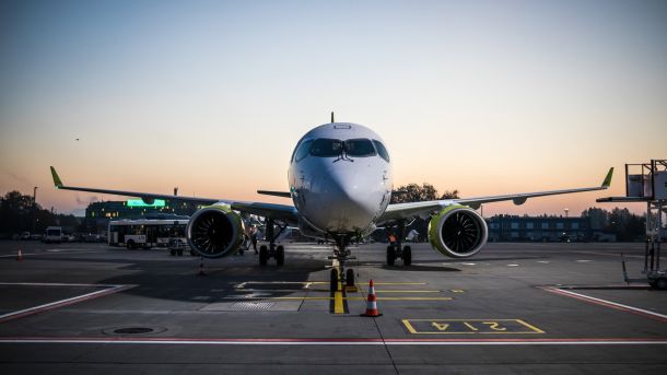 Латвійська авіакомпанія підтвердила плани відновити польоти в Україну Пасажирський літак латвійської компанії Air Baltic в аеропорту