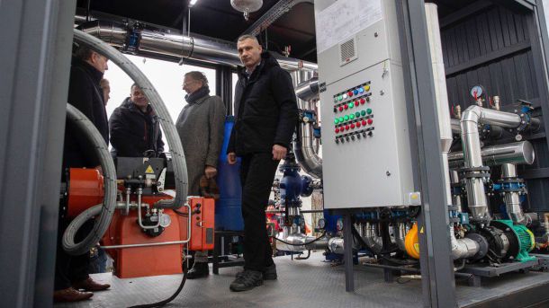 Кличко показав оновлений шляхопровід на Новокостянтинівській Віталій Кличко стоїть у котельній