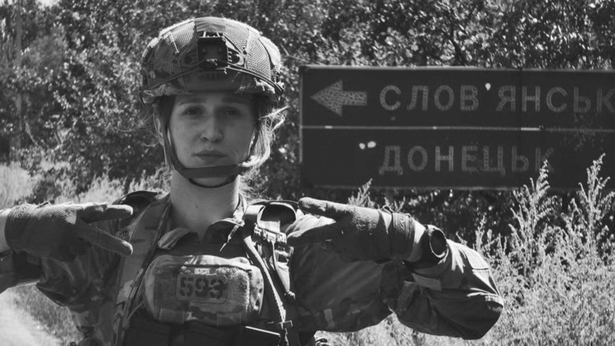 Київ прощається з 19-річною «Дельтою» з «Азову» Дар’єю Лопатіною дівчина у військовій формі