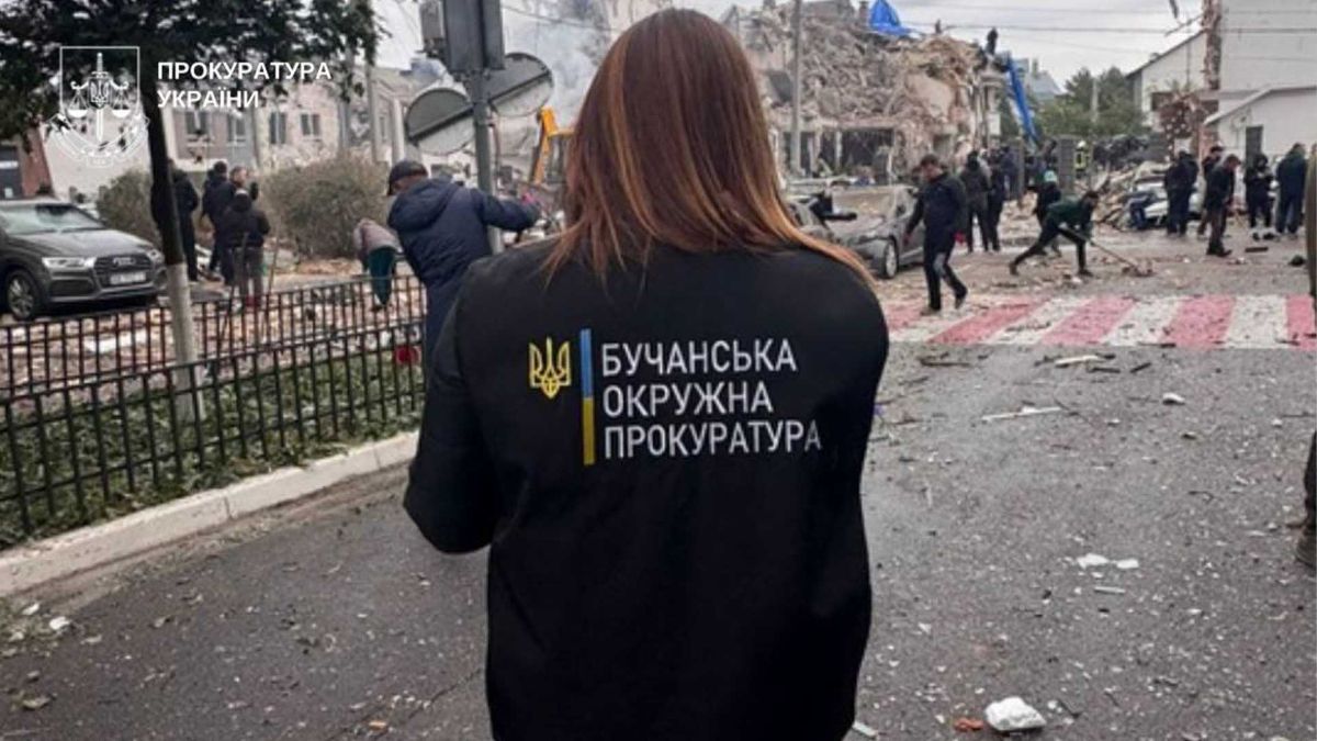 Київщина: прокуратура фіксує наслідки комбінованої атаки РФ Прибирання вулиці біля зруйнованого будинку ударом армії РФ