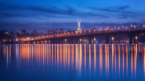 Київ запускає власний Портал даних із 76 наборами відкритої інформації Нічний вид на міст Патона через Дніпро у Києві, відбиття вогнів у воді на тлі монумента Батьківщина-Мати