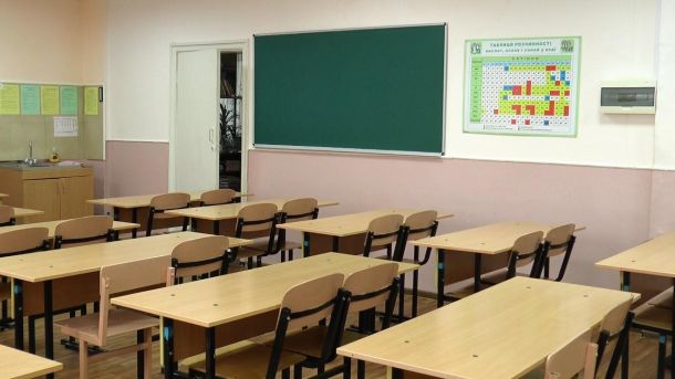 Ціни на продукти в Україні зросли на 21% — найбільше подорожчали яйця, яблука та м’ясо Порожній клас у школі з рядами дерев’яних парт і стільців