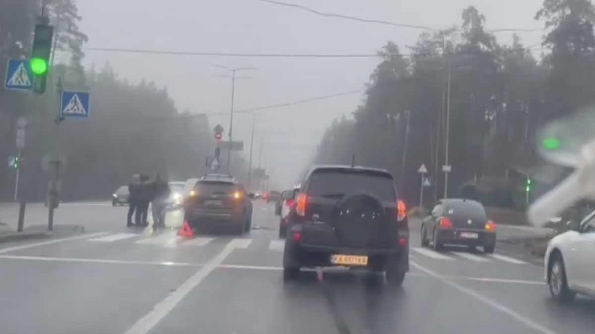 На перехресті Великої Кільцевої та Газопровідної замінюють усі світлофори й кабелі: що сталося ДТП на дорозі в туманний час